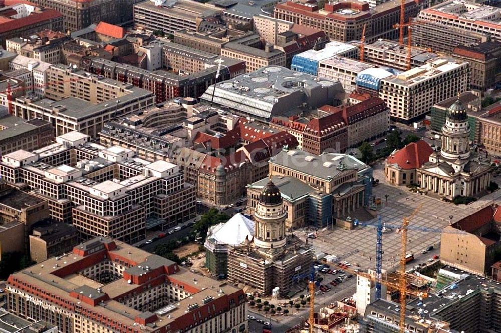 Luftaufnahme Berlin - Friedrichstadtpassagen und Gendarmenmarkt an der Friedrichstrasse in Berlin-Mitte. Datum: 1995