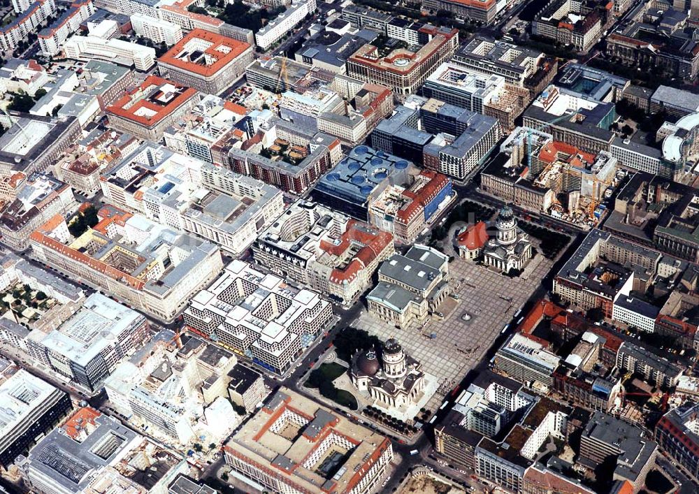 Luftaufnahme Berlin - Friedrichstraße mit Gendarmenmarkt in Berlin-Mitte.