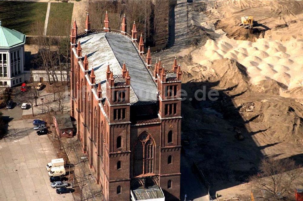 Berlin von oben - Friedrichwerdersche Kirche am abgerissenen Außenministerium der DDR in Berlin-Mitte