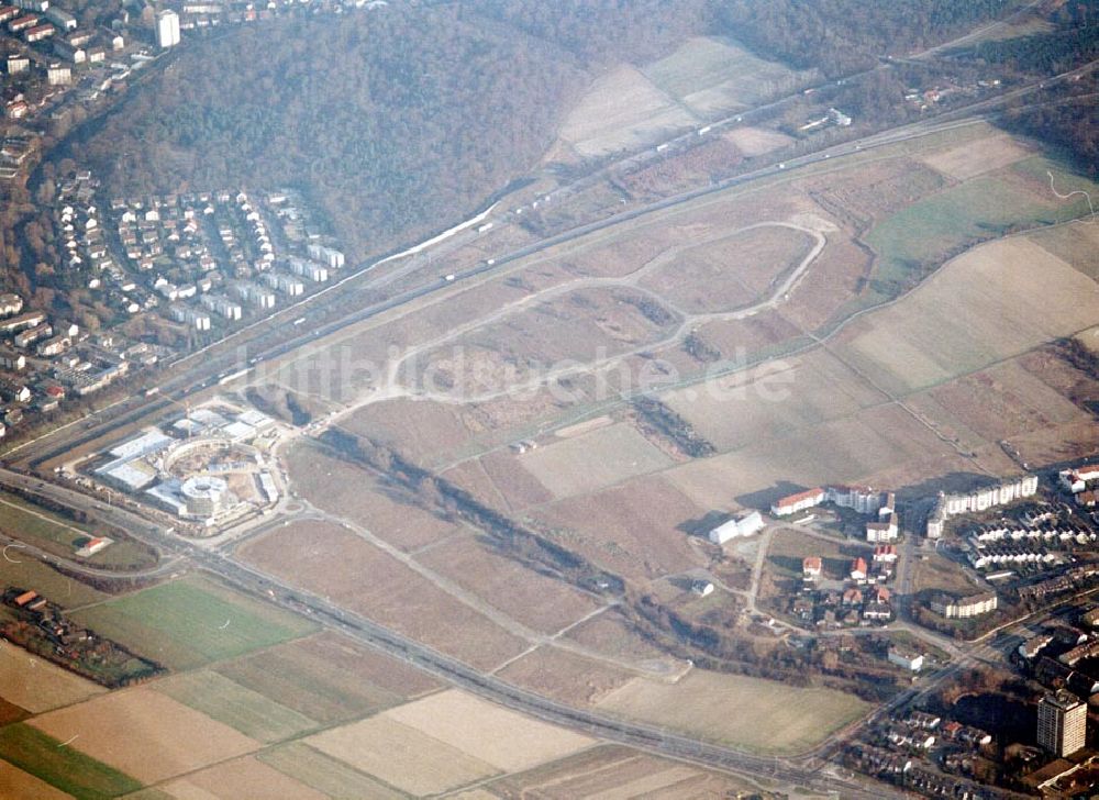 Rüsselsheim / Hessen aus der Vogelperspektive: ft Höhe nur möglich, da Objekt direkt in der westlichen Einflugsschneise des Frankfurter Flughafens liegt !!