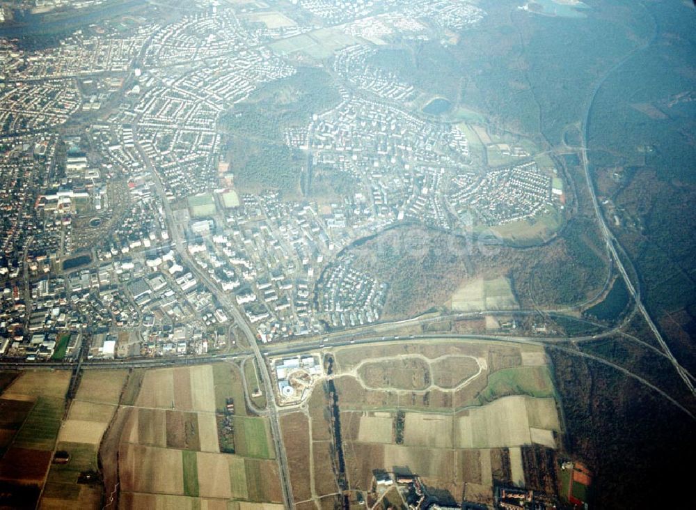 Rüsselsheim / Hessen aus der Vogelperspektive: ft Höhe nur möglich, da Objekt direkt in der westlichen Einflugsschneise des Frankfurter Flughafens liegt !!