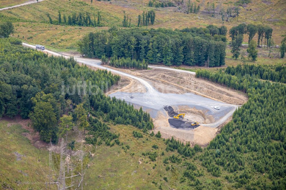 Belecke von oben - Fundamenterrichtung zur Windrad- Montage in einem Waldgebiet in Belecke im Bundesland Nordrhein-Westfalen, Deutschland