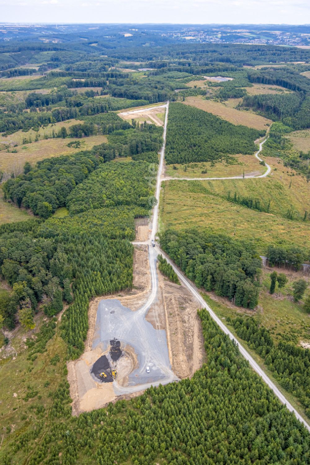 Luftaufnahme Belecke - Fundamenterrichtung zur Windrad- Montage in einem Waldgebiet in Belecke im Bundesland Nordrhein-Westfalen, Deutschland