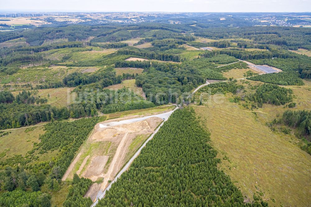 Belecke von oben - Fundamenterrichtung zur Windrad- Montage in einem Waldgebiet in Belecke im Bundesland Nordrhein-Westfalen, Deutschland