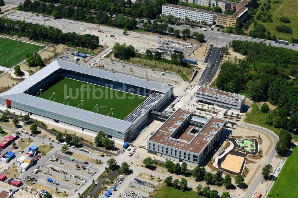 München von oben - Funktionsgebäude auf dem Sportstätten-Gelände der Arena des Stadion des Nachwuchsleistungszentrum (NLZ) für den FC Bayern München im Ortsteil Milbertshofen-Am Hart in München im Bundesland Bayern, Deutschland