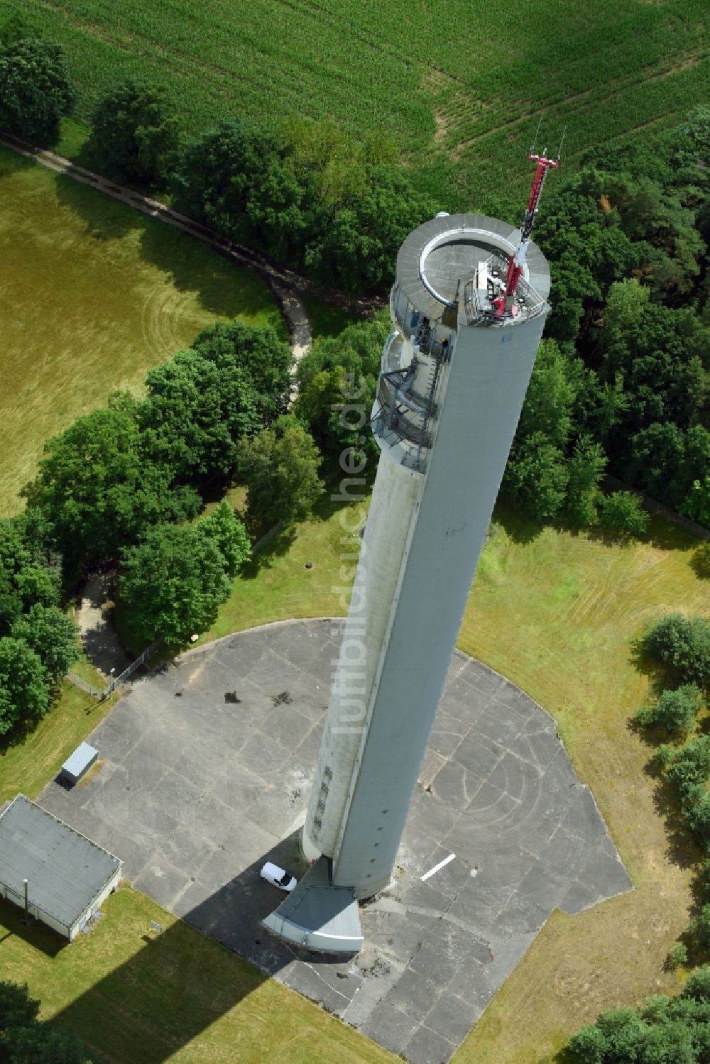 Karstädt aus der Vogelperspektive: Funkturm und Sendeanlage als Grundnetzsender der DFMG Deutsche Funkturm GmbH in Karstädt im Bundesland Brandenburg, Deutschland