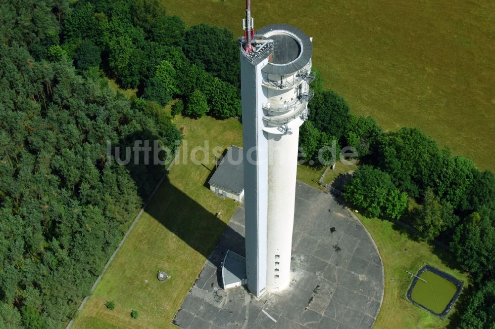 Karstädt aus der Vogelperspektive: Funkturm und Sendeanlage als Grundnetzsender der DFMG Deutsche Funkturm GmbH in Karstädt im Bundesland Brandenburg, Deutschland