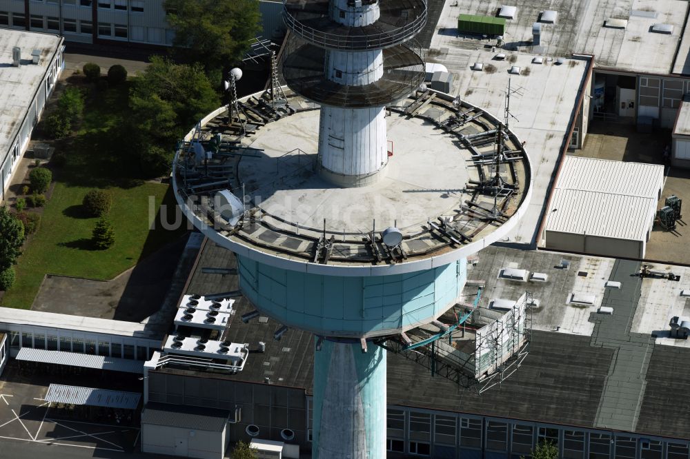 Heide aus der Vogelperspektive: Funkturm und Sendeanlage als Grundnetzsender und Fernmeldeturm in Heide im Bundesland Schleswig-Holstein, Deutschland