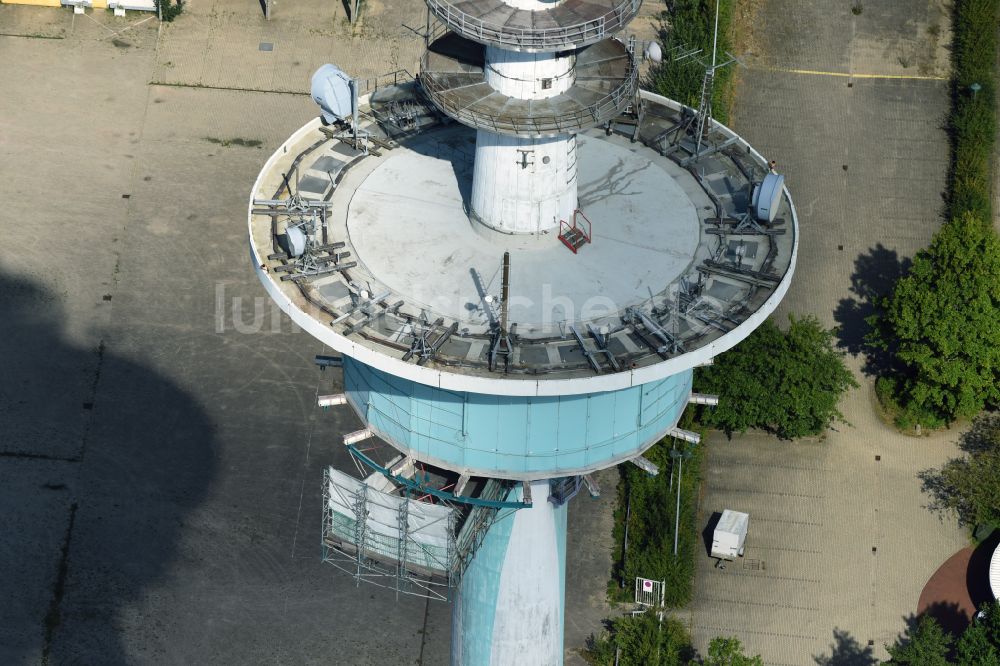 Heide aus der Vogelperspektive: Funkturm und Sendeanlage als Grundnetzsender und Fernmeldeturm in Heide im Bundesland Schleswig-Holstein, Deutschland