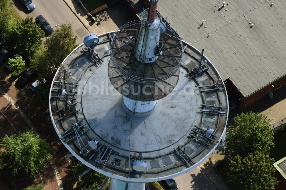 Heide von oben - Funkturm und Sendeanlage als Grundnetzsender und Fernmeldeturm in Heide im Bundesland Schleswig-Holstein, Deutschland