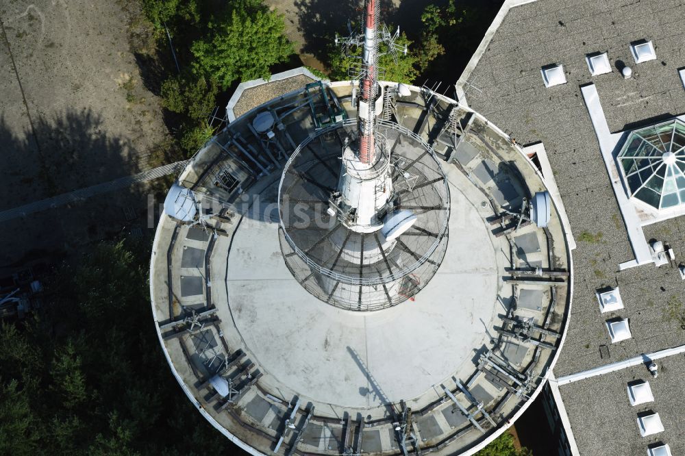 Heide von oben - Funkturm und Sendeanlage als Grundnetzsender und Fernmeldeturm in Heide im Bundesland Schleswig-Holstein, Deutschland