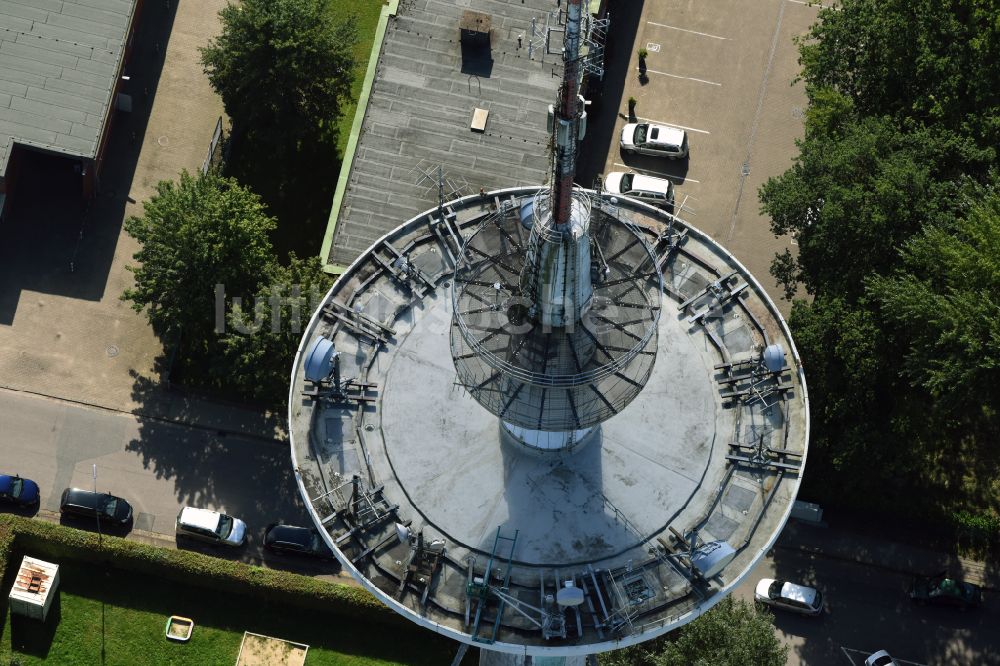 Heide aus der Vogelperspektive: Funkturm und Sendeanlage als Grundnetzsender und Fernmeldeturm in Heide im Bundesland Schleswig-Holstein, Deutschland