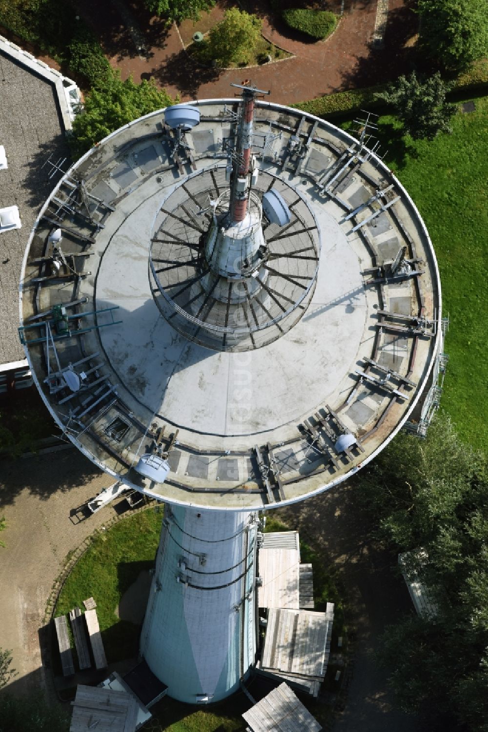 Heide von oben - Funkturm und Sendeanlage als Grundnetzsender und Fernmeldeturm in Heide im Bundesland Schleswig-Holstein, Deutschland