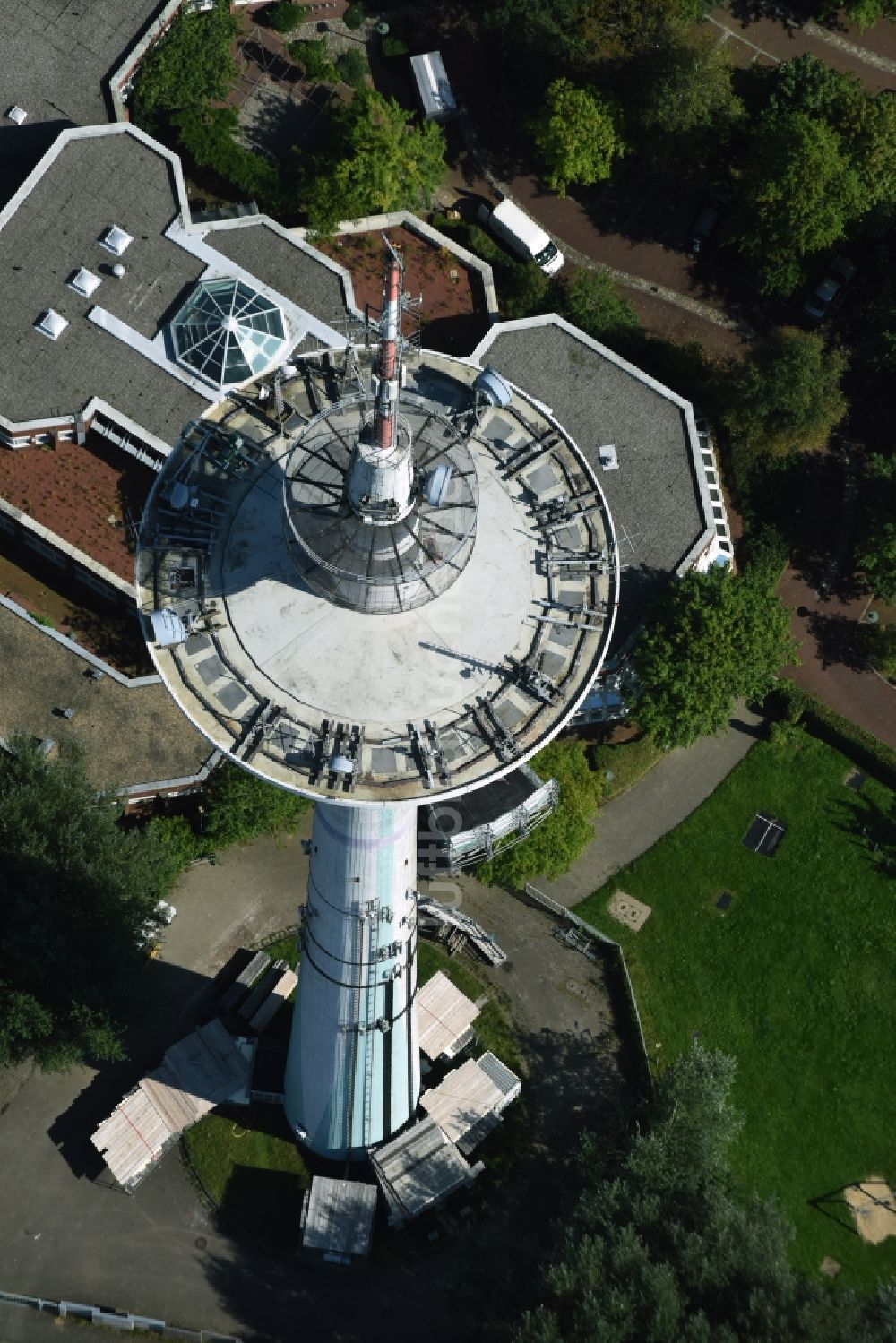 Heide aus der Vogelperspektive: Funkturm und Sendeanlage als Grundnetzsender und Fernmeldeturm in Heide im Bundesland Schleswig-Holstein, Deutschland