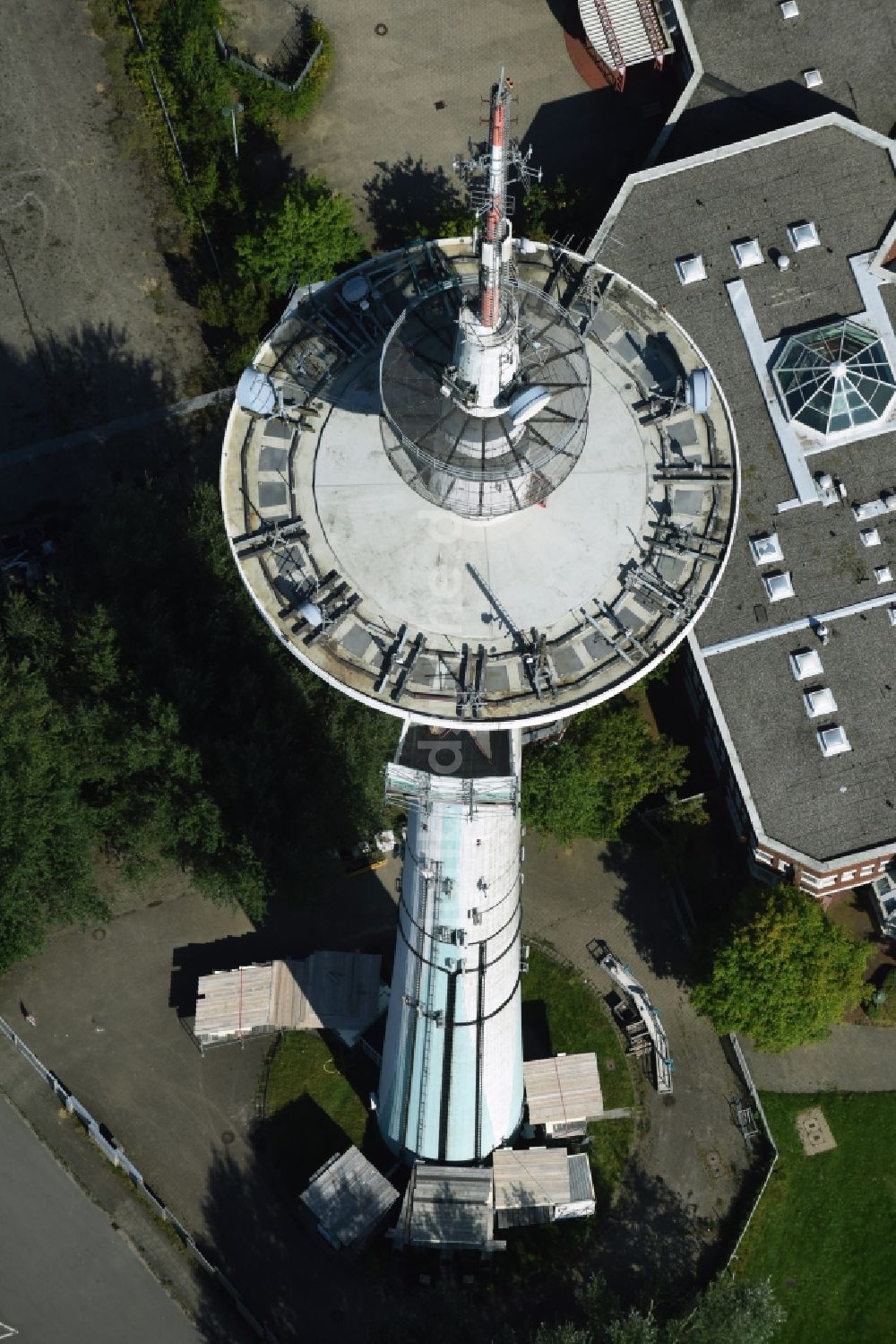 Luftaufnahme Heide - Funkturm und Sendeanlage als Grundnetzsender und Fernmeldeturm in Heide im Bundesland Schleswig-Holstein, Deutschland