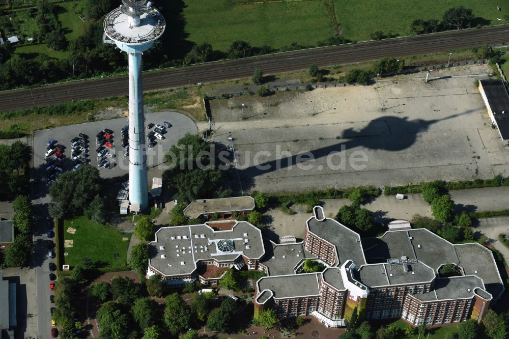 Heide von oben - Funkturm und Sendeanlage als Grundnetzsender und Fernmeldeturm in Heide im Bundesland Schleswig-Holstein, Deutschland