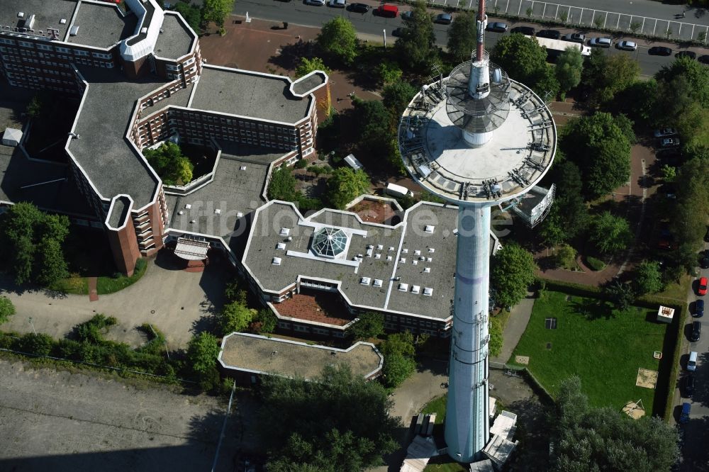 Heide von oben - Funkturm und Sendeanlage als Grundnetzsender und Fernmeldeturm in Heide im Bundesland Schleswig-Holstein, Deutschland