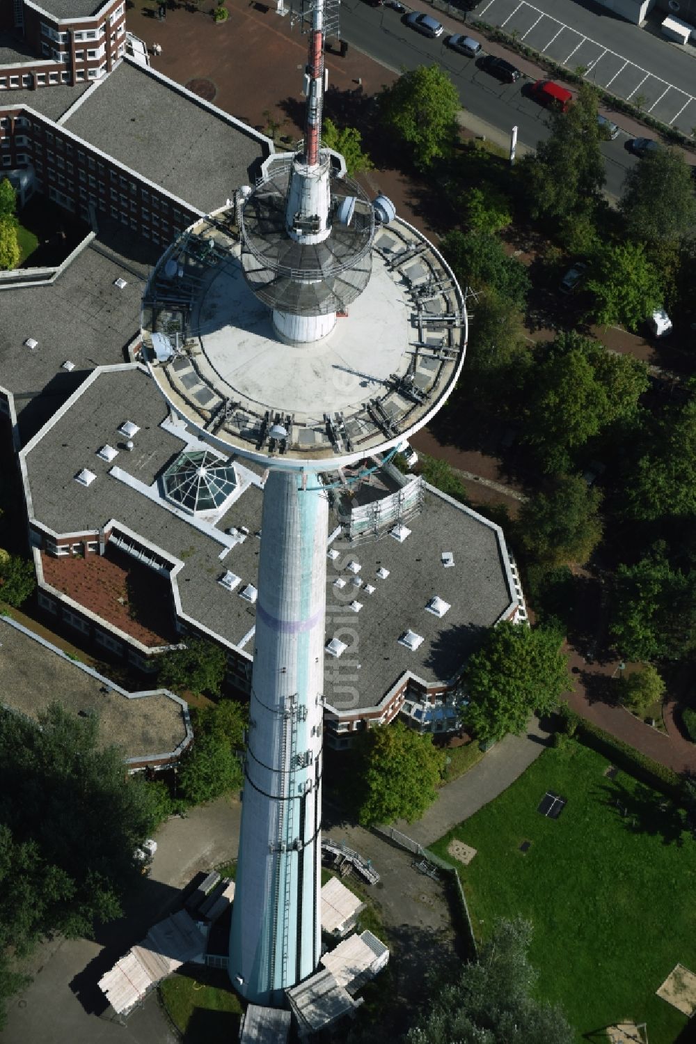 Heide aus der Vogelperspektive: Funkturm und Sendeanlage als Grundnetzsender und Fernmeldeturm in Heide im Bundesland Schleswig-Holstein, Deutschland