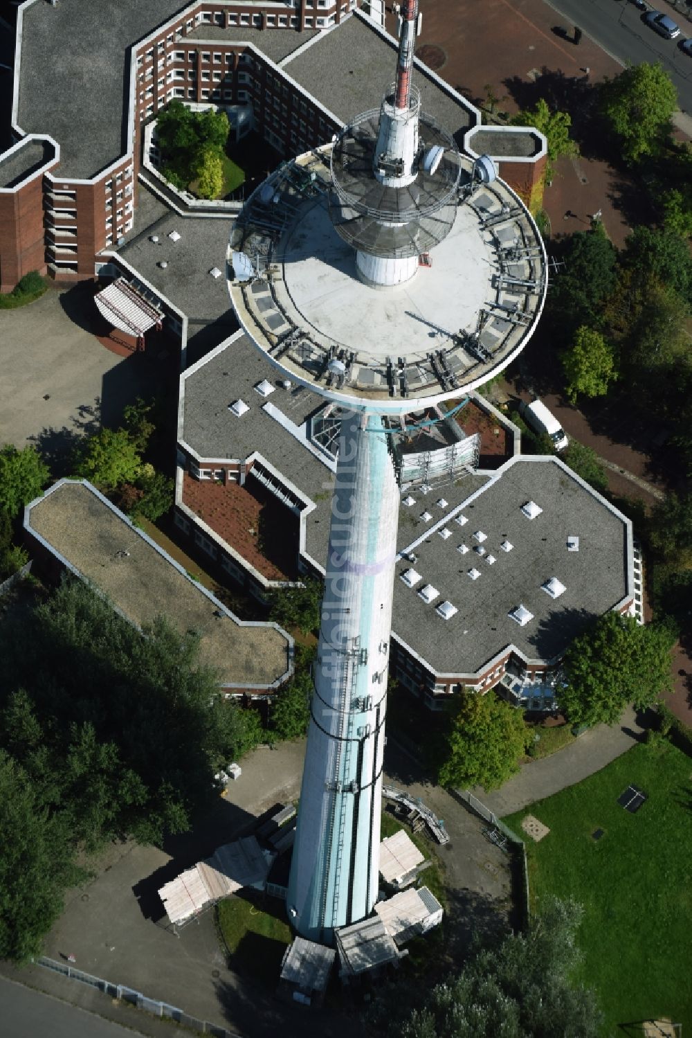 Heide aus der Vogelperspektive: Funkturm und Sendeanlage als Grundnetzsender und Fernmeldeturm in Heide im Bundesland Schleswig-Holstein, Deutschland