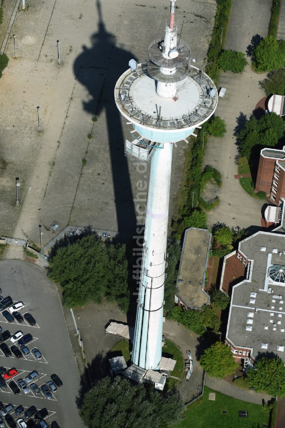 Heide von oben - Funkturm und Sendeanlage als Grundnetzsender und Fernmeldeturm in Heide im Bundesland Schleswig-Holstein, Deutschland