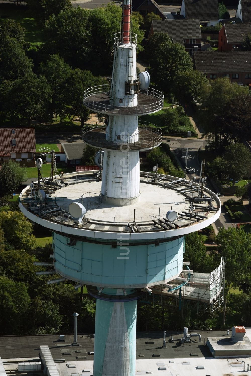 Heide aus der Vogelperspektive: Funkturm und Sendeanlage als Grundnetzsender und Fernmeldeturm in Heide im Bundesland Schleswig-Holstein, Deutschland