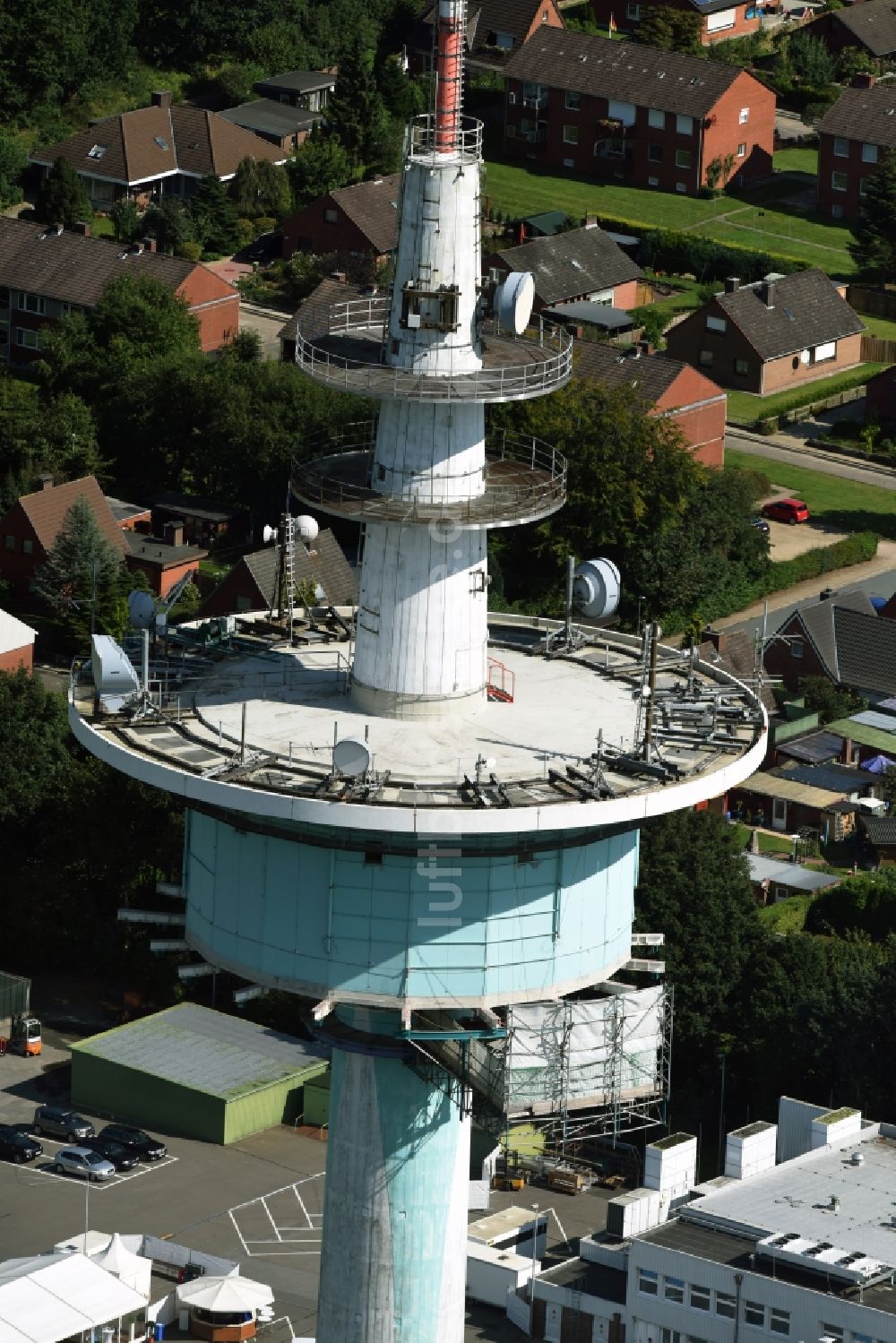 Heide aus der Vogelperspektive: Funkturm und Sendeanlage als Grundnetzsender und Fernmeldeturm in Heide im Bundesland Schleswig-Holstein, Deutschland