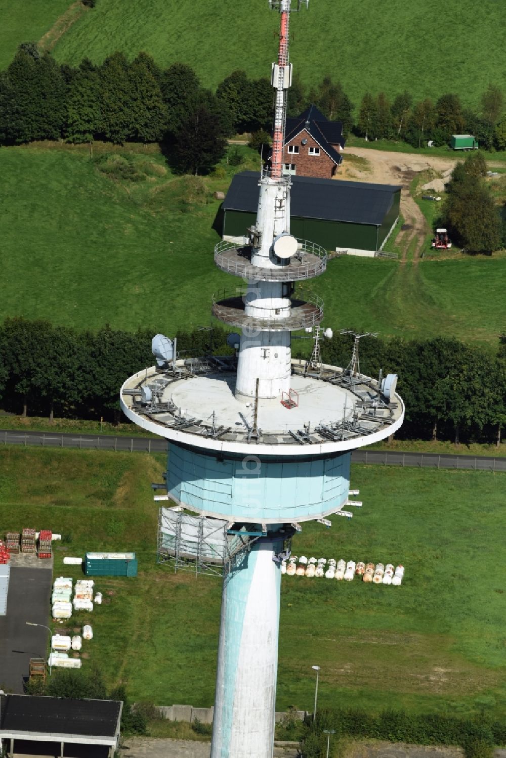 Luftaufnahme Heide - Funkturm und Sendeanlage als Grundnetzsender und Fernmeldeturm in Heide im Bundesland Schleswig-Holstein, Deutschland