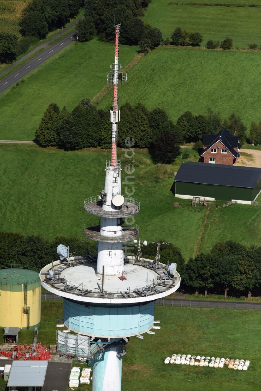 Heide von oben - Funkturm und Sendeanlage als Grundnetzsender und Fernmeldeturm in Heide im Bundesland Schleswig-Holstein, Deutschland