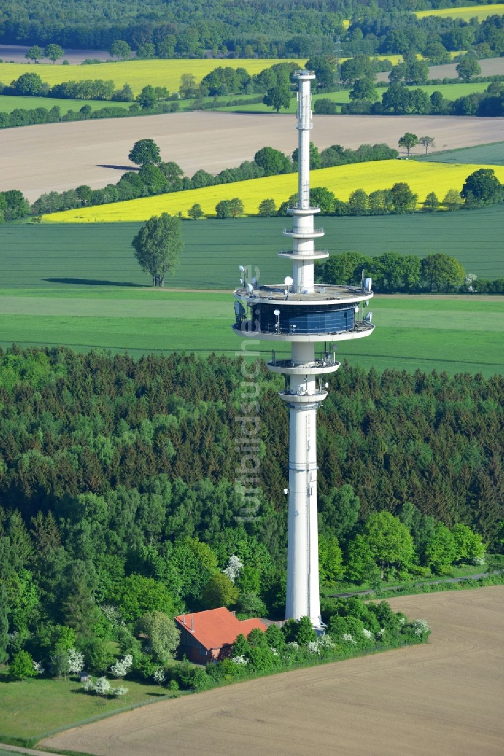 Luftbild Neverstaven - Funkturm und Sendeanlage als Grundnetzsender Fernmeldeturm Neverstaven der DFMG Deutsche Funkturm GmbH in Neverstaven ( Travenbrück ) im Bundesland Schleswig-Holstein, Deutschland