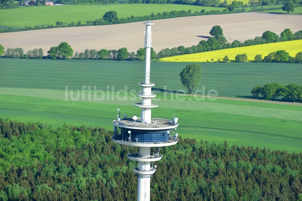 Luftaufnahme Neverstaven - Funkturm und Sendeanlage als Grundnetzsender Fernmeldeturm Neverstaven der DFMG Deutsche Funkturm GmbH in Neverstaven ( Travenbrück ) im Bundesland Schleswig-Holstein, Deutschland