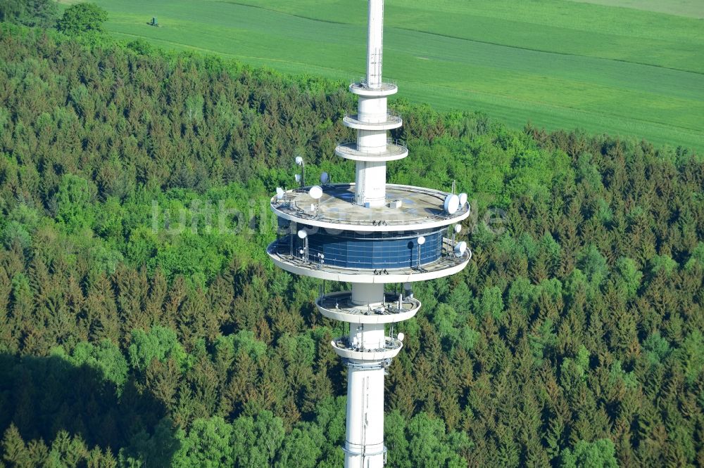 Neverstaven von oben - Funkturm und Sendeanlage als Grundnetzsender Fernmeldeturm Neverstaven der DFMG Deutsche Funkturm GmbH in Neverstaven ( Travenbrück ) im Bundesland Schleswig-Holstein, Deutschland