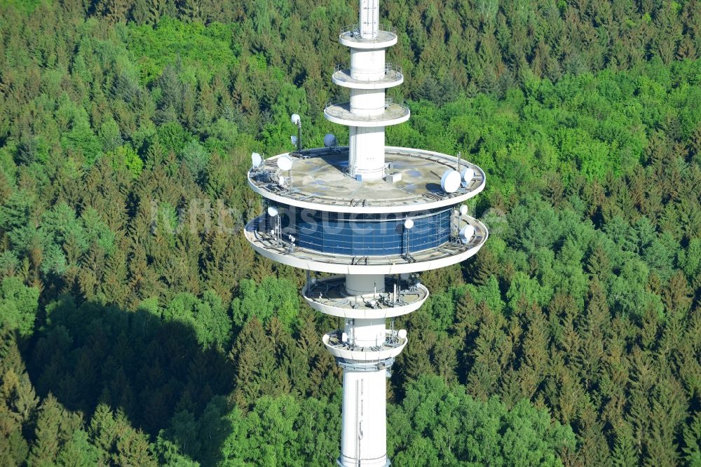 Neverstaven aus der Vogelperspektive: Funkturm und Sendeanlage als Grundnetzsender Fernmeldeturm Neverstaven der DFMG Deutsche Funkturm GmbH in Neverstaven ( Travenbrück ) im Bundesland Schleswig-Holstein, Deutschland