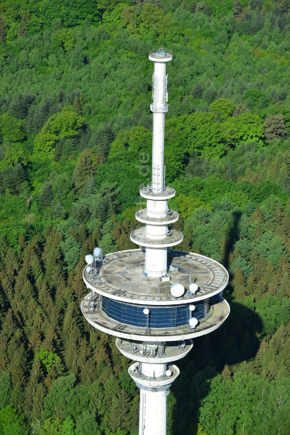 Neverstaven von oben - Funkturm und Sendeanlage als Grundnetzsender Fernmeldeturm Neverstaven der DFMG Deutsche Funkturm GmbH in Neverstaven ( Travenbrück ) im Bundesland Schleswig-Holstein, Deutschland