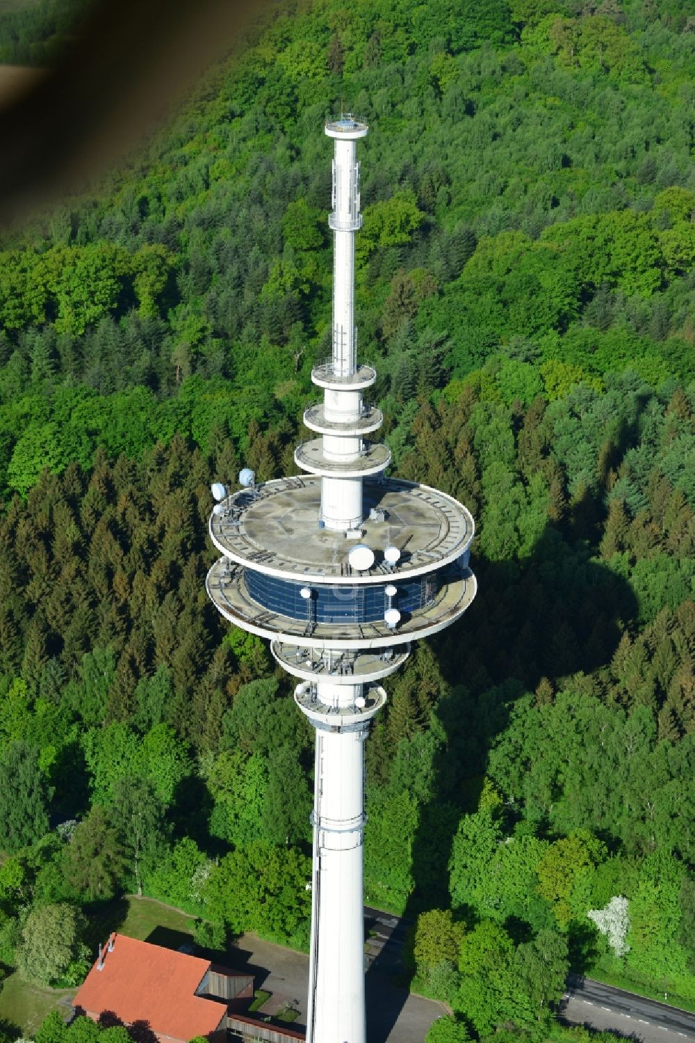 Neverstaven aus der Vogelperspektive: Funkturm und Sendeanlage als Grundnetzsender Fernmeldeturm Neverstaven der DFMG Deutsche Funkturm GmbH in Neverstaven ( Travenbrück ) im Bundesland Schleswig-Holstein, Deutschland