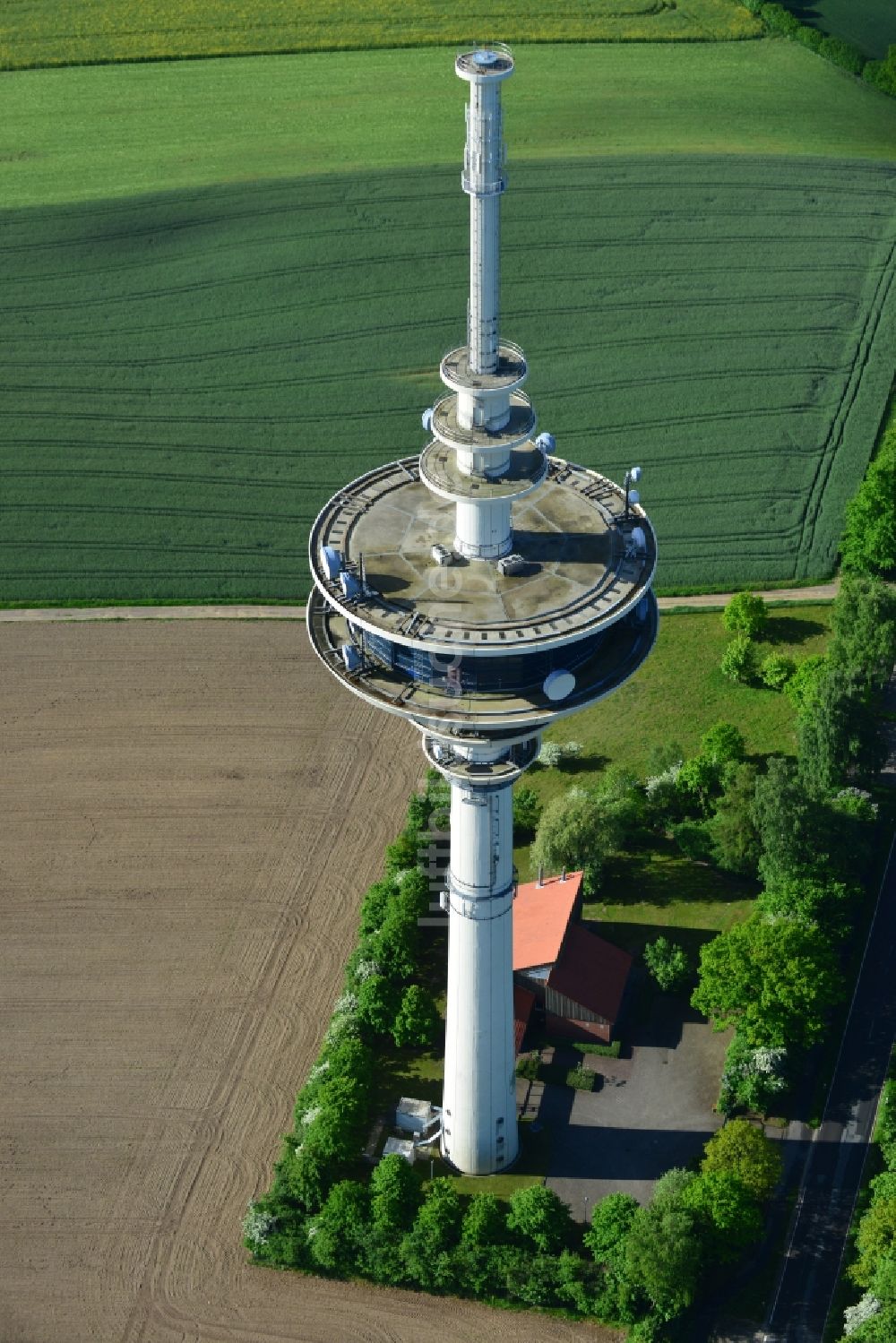 Neverstaven von oben - Funkturm und Sendeanlage als Grundnetzsender Fernmeldeturm Neverstaven der DFMG Deutsche Funkturm GmbH in Neverstaven ( Travenbrück ) im Bundesland Schleswig-Holstein, Deutschland