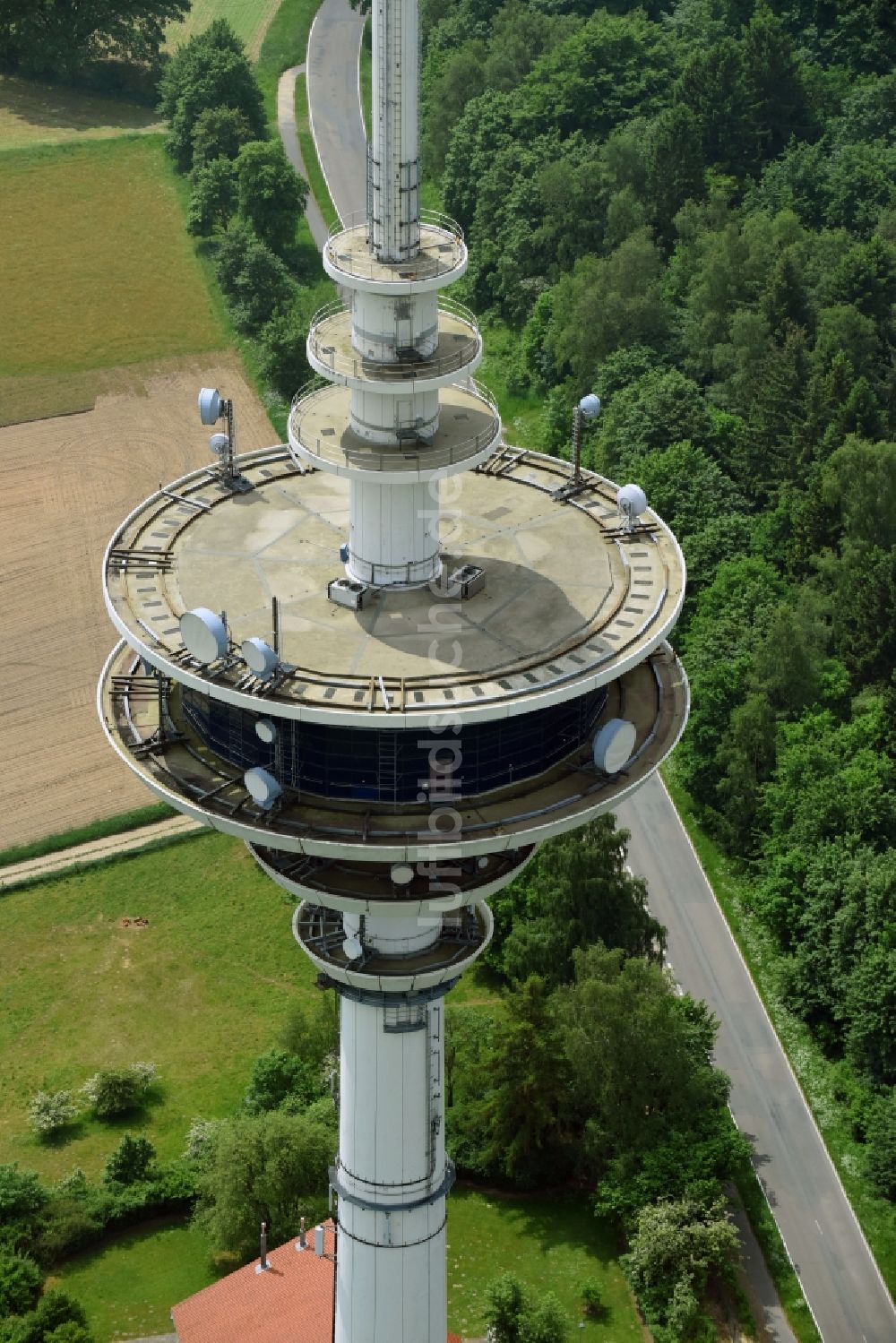 Luftaufnahme Neverstaven ( Travenbrück ) - Funkturm und Sendeanlage als Grundnetzsender Fernmeldeturm Neverstaven der DFMG Deutsche Funkturm GmbH in Neverstaven ( Travenbrück ) im Bundesland Schleswig-Holstein, Deutschland