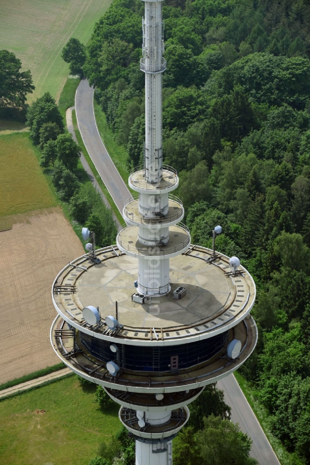 Neverstaven ( Travenbrück ) von oben - Funkturm und Sendeanlage als Grundnetzsender Fernmeldeturm Neverstaven der DFMG Deutsche Funkturm GmbH in Neverstaven ( Travenbrück ) im Bundesland Schleswig-Holstein, Deutschland