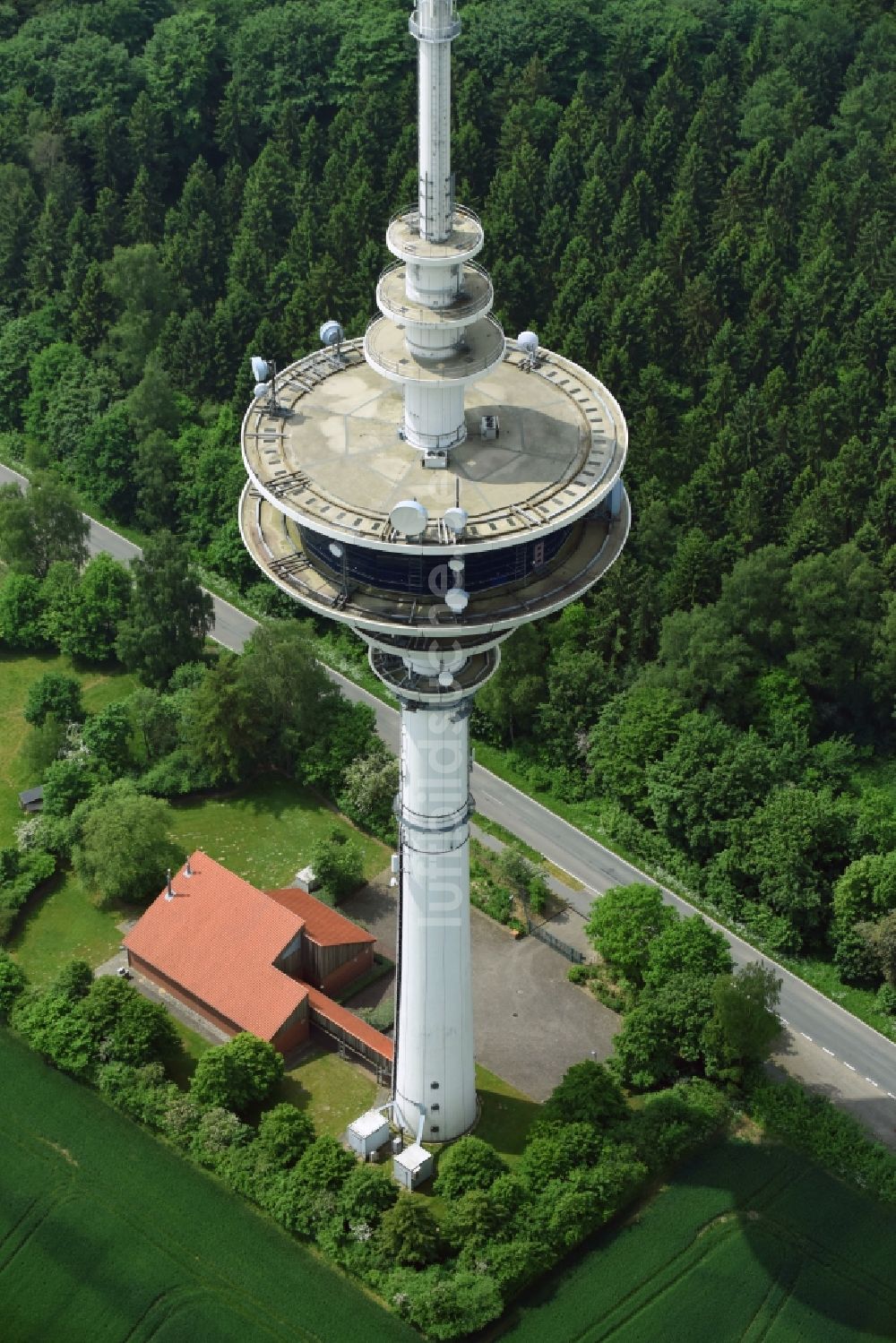 Luftbild Neverstaven ( Travenbrück ) - Funkturm und Sendeanlage als Grundnetzsender Fernmeldeturm Neverstaven der DFMG Deutsche Funkturm GmbH in Neverstaven ( Travenbrück ) im Bundesland Schleswig-Holstein, Deutschland