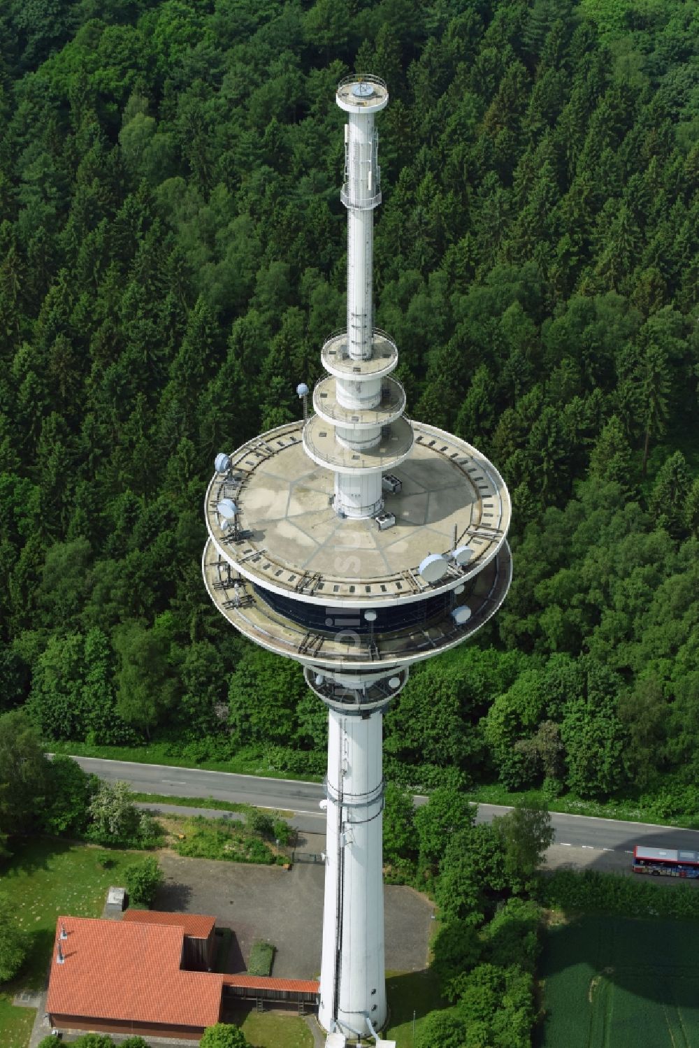 Luftaufnahme Neverstaven ( Travenbrück ) - Funkturm und Sendeanlage als Grundnetzsender Fernmeldeturm Neverstaven der DFMG Deutsche Funkturm GmbH in Neverstaven ( Travenbrück ) im Bundesland Schleswig-Holstein, Deutschland