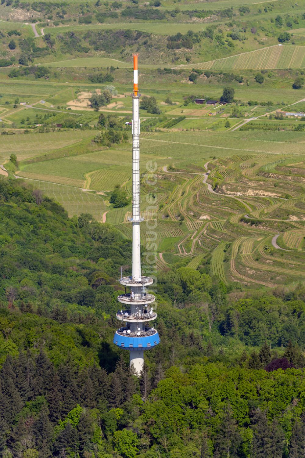 Luftbild Vogtsburg im Kaiserstuhl - Funkturm und Sendeanlage als Grundnetzsender am Kaiserstuhl im Bundesland Baden-Württemberg, Deutschland