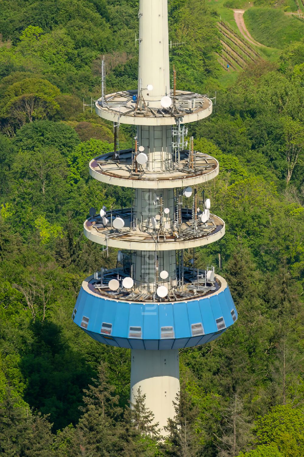 Luftaufnahme Vogtsburg im Kaiserstuhl - Funkturm und Sendeanlage als Grundnetzsender am Kaiserstuhl im Bundesland Baden-Württemberg, Deutschland