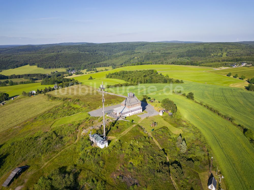 Neuhausen/Erzgebirge aus der Vogelperspektive: Funkturm und Sendeanlage als Grundnetzsender am Restaurant Schwartenbergbaude in Neuhausen/Erzgebirge im Bundesland Sachsen, Deutschland