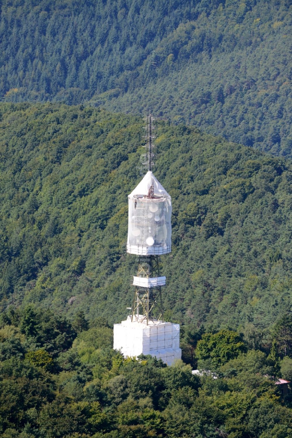 Maikammer von oben - Funkturm und Sendeanlage auf der Kalmit in Maikammer im Bundesland Rheinland-Pfalz