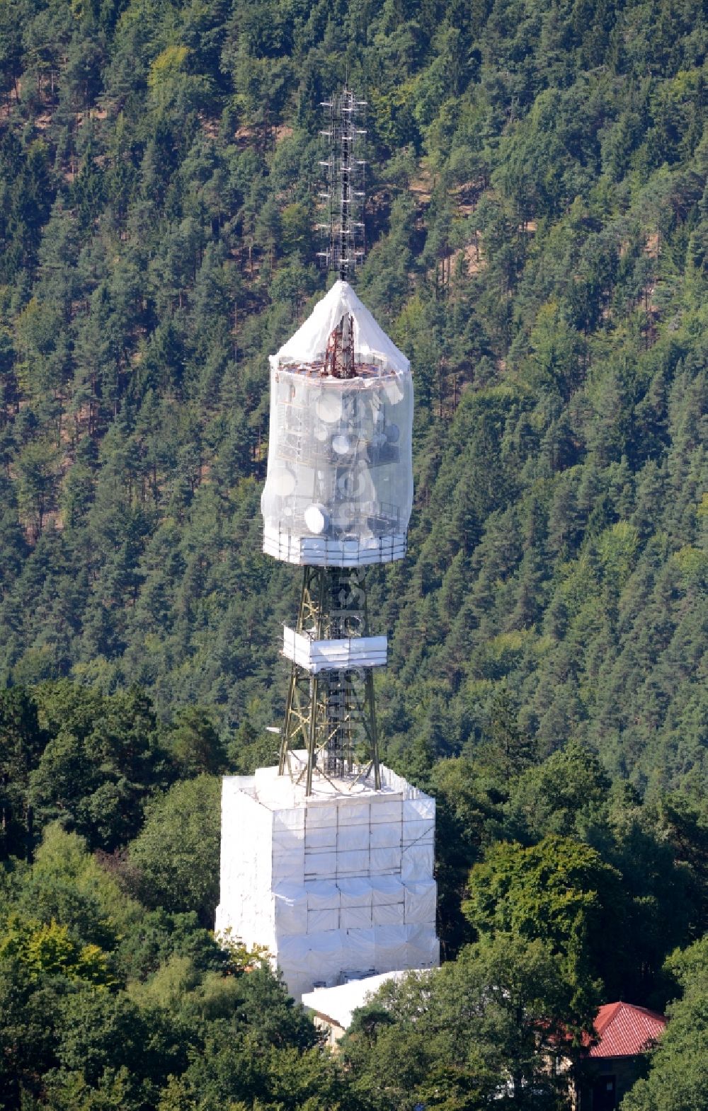 Maikammer aus der Vogelperspektive: Funkturm und Sendeanlage auf der Kalmit in Maikammer im Bundesland Rheinland-Pfalz