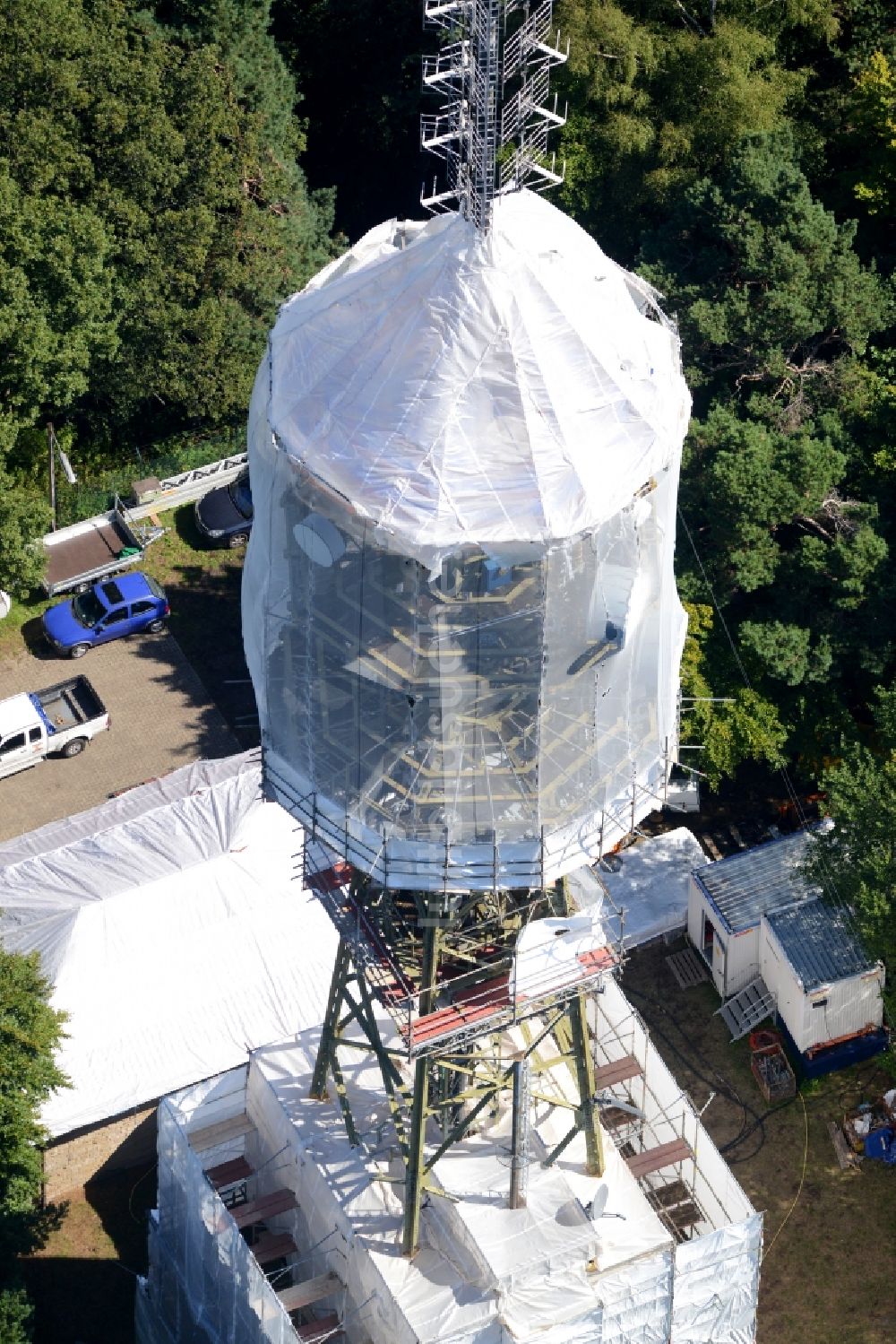 Maikammer von oben - Funkturm und Sendeanlage auf der Kalmit in Maikammer im Bundesland Rheinland-Pfalz