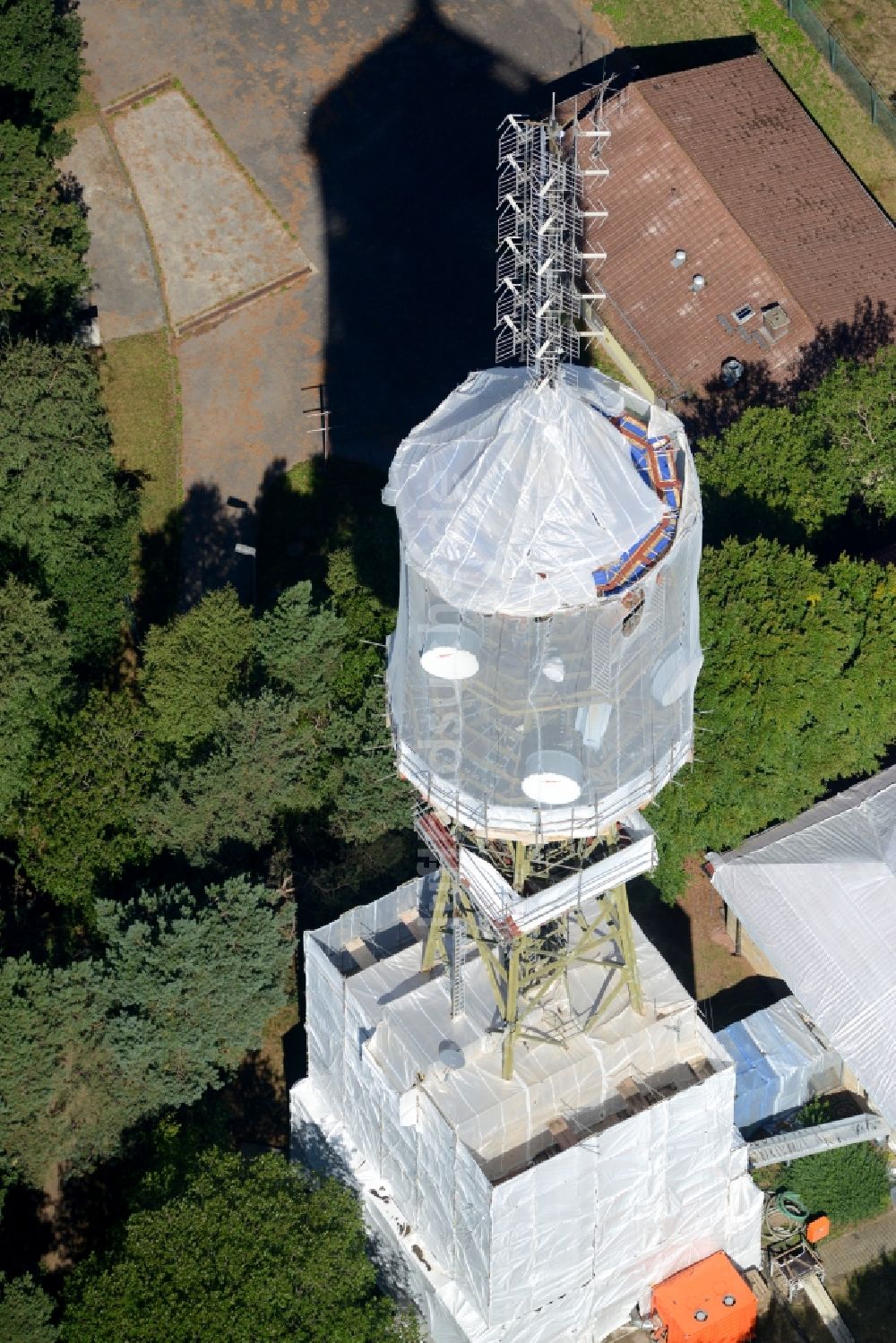 Luftaufnahme Maikammer - Funkturm und Sendeanlage auf der Kalmit in Maikammer im Bundesland Rheinland-Pfalz