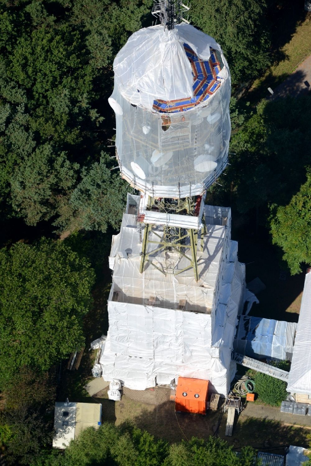 Maikammer von oben - Funkturm und Sendeanlage auf der Kalmit in Maikammer im Bundesland Rheinland-Pfalz