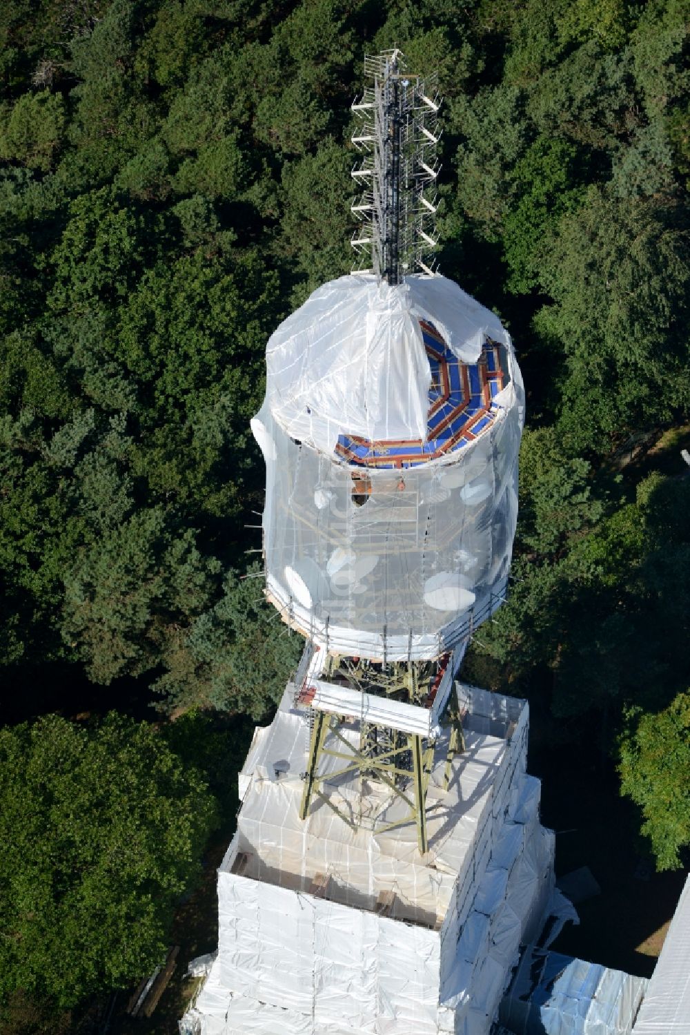 Maikammer aus der Vogelperspektive: Funkturm und Sendeanlage auf der Kalmit in Maikammer im Bundesland Rheinland-Pfalz