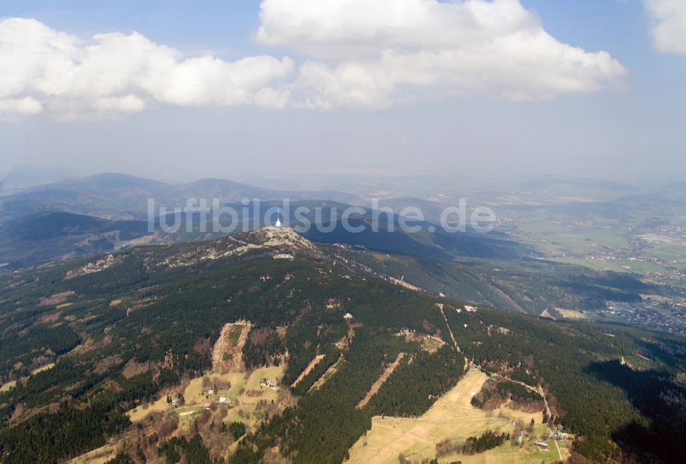 Reichenberg, Liberec von oben - Funkturm und Sendeanlage auf der Kuppe des Bergmassives bei Liberec in Nordböhmen im vormaligen Reichenberg in der Tschechische Republik