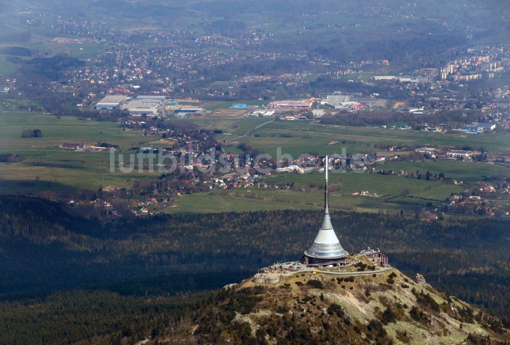 Reichenberg, Liberec aus der Vogelperspektive: Funkturm und Sendeanlage auf der Kuppe des Bergmassives bei Liberec in Nordböhmen im vormaligen Reichenberg in der Tschechische Republik